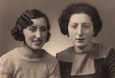 Spungin
Sima Spungin (left) (1914-1989) and Riva Zimbalov (Spungin) (1917-1977)
