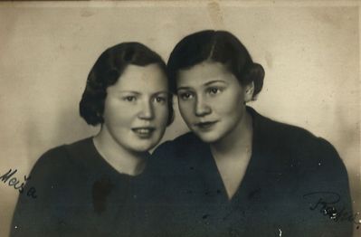 Mascha Levin (Grinstan) (born 1920) left and Rachel Bakscht (Grinstan) (1918-1990)

