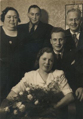 Meyer Levin and Mascha Grinstan wedding.
Left to right: Meri Levi (Vilenski), Mendel Grinstan, Hirsch (Harry) Grinstan, Meyer Levin and Mascha Grinstan
