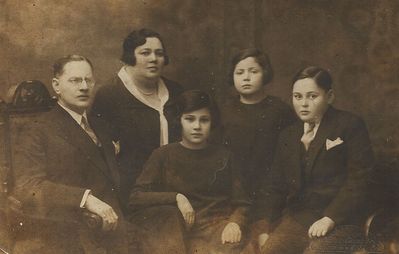 Grinstan family in 1929.
Left to right: Hirsch Leib (Harry) Grinstan, Meri Grinstan (Vigodski), Roha, Mascha and Mendel Grinstan. 
