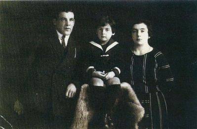 Ogus.
Leopold Ogus [img]http://muuseum.jewish.ee/md.gif[/img], Jakov Ogus, Rosa Ogus (Hurwitz) [img]http://muuseum.jewish.ee/md.gif[/img]. Kuressaare, ~1921
