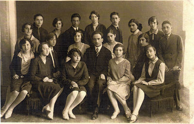 Tallinn Jewish gymnasium class - 1930.
Left to right.
Top row: Mira Rochlin, Stella Schulkleper, Alter Rudnik, Riva Harchat, Isi Weidenbaum, 
Middle row: Sara Buras, Dora Haitov, ?, Sara Schulkleper, Basja Schats, Leo Ginovker
Bottom row: Riva Scher, Anja Rybak, 
