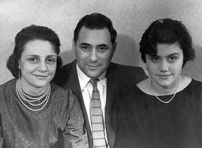 Sverdlov family.
Left to right: Schulamit (Lami) Sverdlov (Pajenson) (1921-1973), Moissei (Mischa) Sverdlov (1917-2015), Noemi Dorfman (Trapido, nee Sverdlov) (1944-1981)
