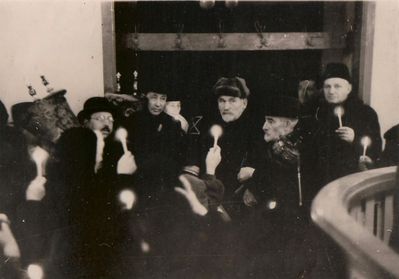 In Kreutzvaldi str. synagogue. Before 1965. Tallinn.
In the middle (at right) Don Schats
