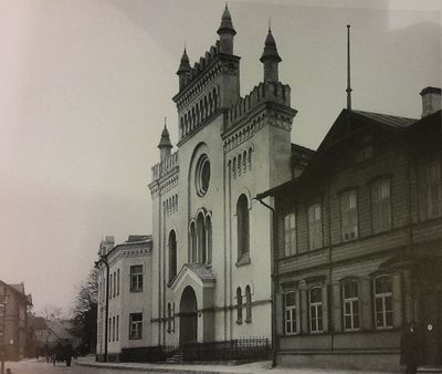 Synagogue as viewed from the Suur Tartumaantee str . (1)
Väike Tartu maantee (or Sakala) str. Jewish school (Cheder) was built later on the left from the synagogue (the white building). Both the synagogue and the school were destroyed by the March 1944 bombardment. The wooden house on right was still standing at the end of 1960's.

