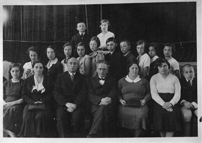 Tallinn - 1934.  Jewish school. ~ 1934.
Left to right. Standing: R. Kantor, H. Pozaiski,  ?, ?, ?, M. Grinstan, ?, ?, R. Mletschin, G. Schagal, ?
Sitting: ?, B. Schneeberg, ?, Sch. Tamarkin, F. Dubovski, Z. Passov, ?
At top: D. Goldmann, T. Jankelson
Additional names: G. Zalkind, I. Kats, R. Heimann, I. Schenderov, Z. Blechmann, G. Zimbalov

