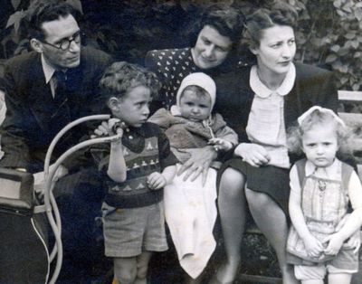 Trapido, Reichmann. ~1947. 
Left to right: Isi Reichmann (Raichmann), Grigori Trapido, Regina Trapido (Amitan) with Ilona Wolfson (Trapido),  Jenny Reichmann (Koslovski), ?
