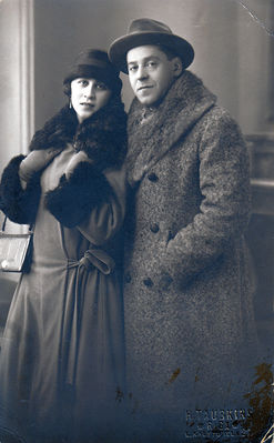 Leo Kanter with wife Mili (?)  in 1924 in Riga - to be married.
Who knows Milli's maiden name? Their destiny? Thanks
Keywords: [unknown]