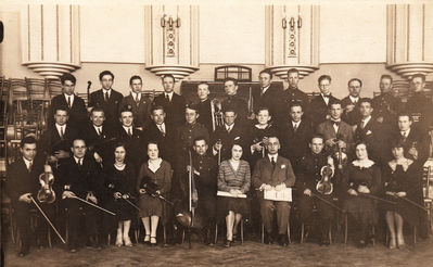 Tallinna konservatooriumi sümfooniaorkester 1930/31 õppeaastal. / The orchestra of the Talliinn conservatory in 1930/31.
Sitting in the middle: Eduard Klas-Glass (chello) and Anna Klas (Gurevitsch) (piano).
