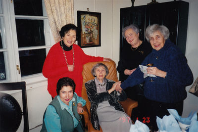Visiting Anna Klas on her 85th birthday. 23.1.1997.
Left to right: Cilla Laud (Perlmann), Esther Hanson (Fira Klas), Anna Klas (Gurevitsch),  Rachel Randvee (Zivian), Eugenia Gurin-Loov
