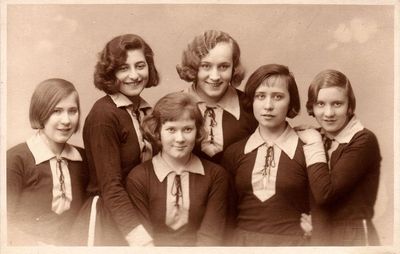 Kalev volleyball team. 1930.
Left to right:  H. Sadam, Sara Teitelbaum, Melita Suits, Hilda Palm (in the back row),  M. Pluss, M. Oravas
