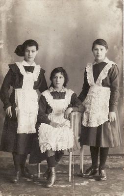 School girls. 1917. Tallinn
Left to right: Monna Ljubarov (Bovschover), Sara Tschernaja, Vera Ehrenstein (Strasch)
Keywords: [E] [S] [B] [T]