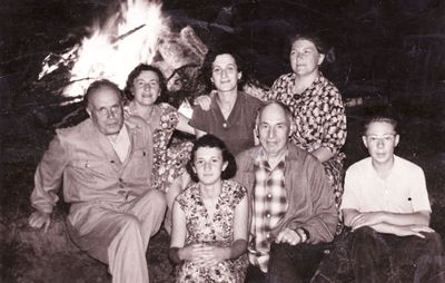 Savel (Zhanno) Goldmann, Haja Raichmann with friends
Left to right: ?, ?, ?, Haja Goldmann (Raichmann), Savel Goldmann, ?, ?
Keywords: [unknown] [R]