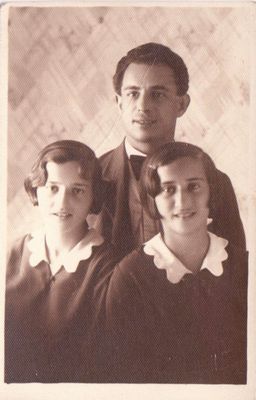 Dubrovkin family [img]http://muuseum.jewish.ee/md.gif[/img]
Picture from 1930s.
Left to right: Liebe Hene, Markus, Selde (may be vice versa). 
