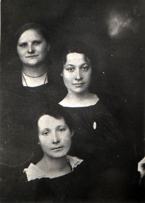 Kuschner sisters from Pärnu
nearest, Sofi Grodinski (Kuschner), Lea in center, maid.
