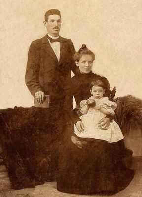 Aharon Hoff
Aaron, Mere & Batsheva (Selma) Hoff
Viljandi 1901
